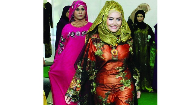 GLAMOR: Wiwik Purwanti mengenakan gaun ala Maroko rancangan Hartati Sulistyo. - Image