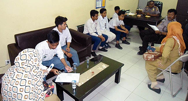 Sejumlah siswa SMP dan pelajar SMA ditangkap polisi karena membolos. Dua di antaranya yang mengubah logo OSIS jadi ISIS. - Image