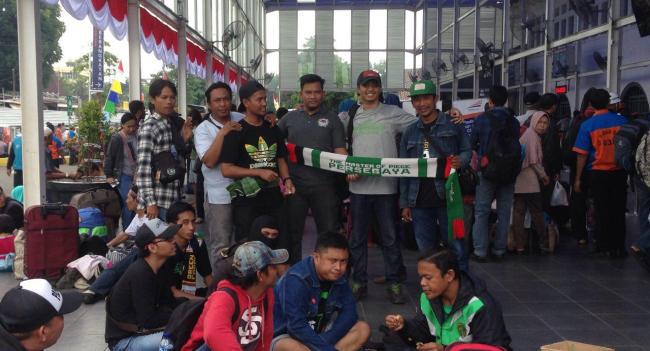 Bonek sudah tiba di Stasiun Senen - Image