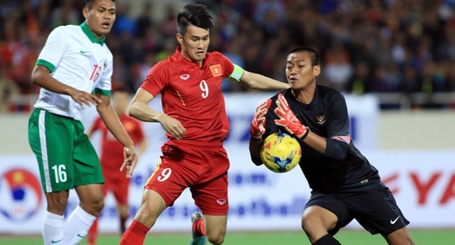 Le Cong Vinh berduel dengan kiper Kurnia Meiga. - Image