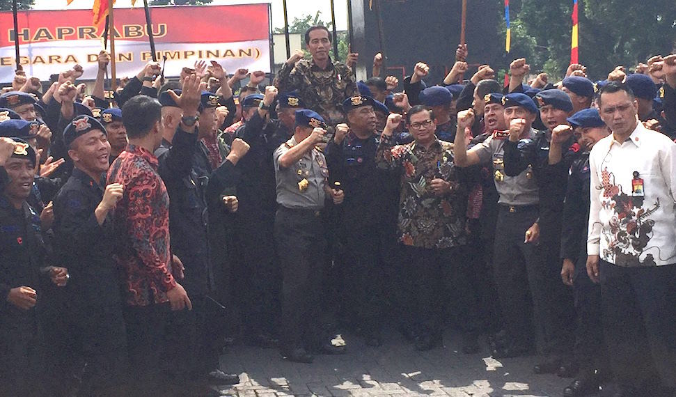 Presiden Joko Widodo diangkat personel Brimob menyambangi Mako Brimob, Kelapa Dua, Depok, Jawa Barat. - Image