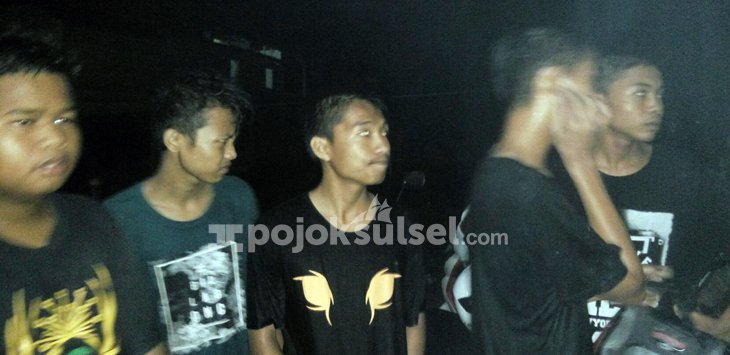 Kelima korban yang ditemukan selamat setelah diterjang air bah di Salo MerungE Bone. - Image