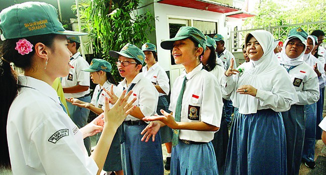 PEMBIASAAN: Siswa SMA Galuh Handayani bernyanyi sambil mempraktikkan bahasa isyarat Signalong Senin (14/11) saat mengikuti apel pagi. - Image