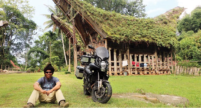 TERPENCIL: Paox Iben di depan rumah adat masyarakat Tana Toraja. - Image
