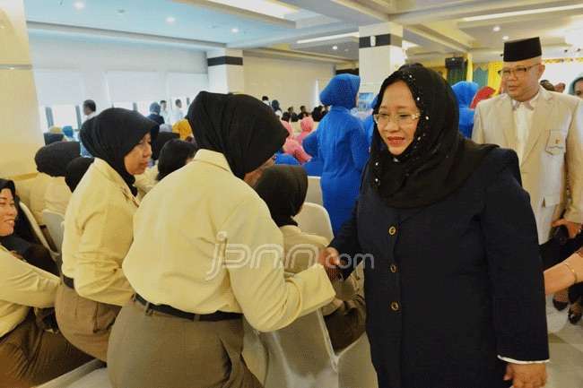 Noorlizah Nurdin, istri Gubernur Kepri, Nurdin Basirun bersalaman dengan peserta seminar kanker di Tanjungpinang, Rabu (9/11). - Image
