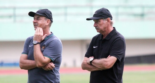 Riedl (kanan) sempat beri sesuatu yang bangkitkan mental timnas - Image