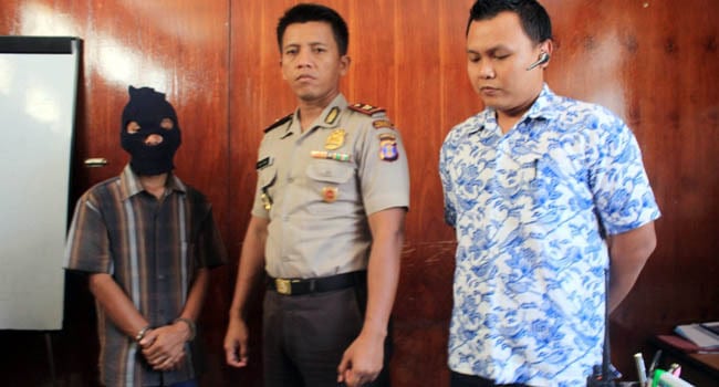 Pria pengangguran berinisial DD (26) diamankan Petugas Polres Tarakan saat ketahuan mencuri dua unit handphone, yang ternyata merupakan pelaku utama perusakan sejumlah fasilitas masjid Baiturrahim, Tarakan Timur. - Image