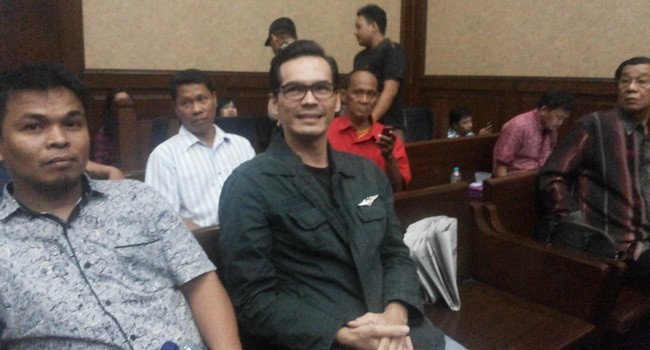 Atalarik Syah tiba-tiba menampakkan diri di Ruang Sidang Kusumah Atmadja II, Pengadilan Tipikor Jakarta, Senin (21/11) siang. - Image