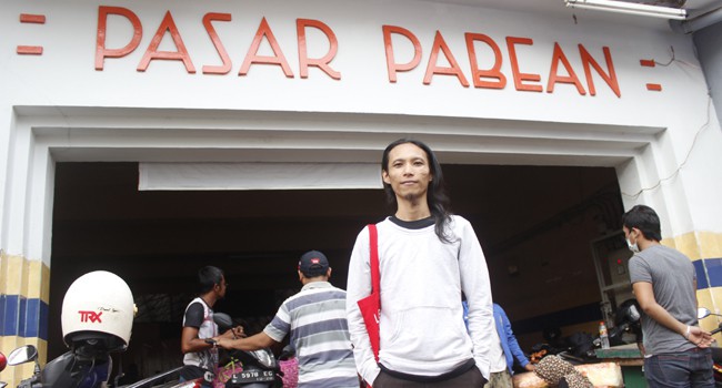 PEMERHATI HURUF: Jimmy Ofisia di depan Pasar Pabean. Huruf-huruf apda nama pasar itu bergaya art deco. - Image