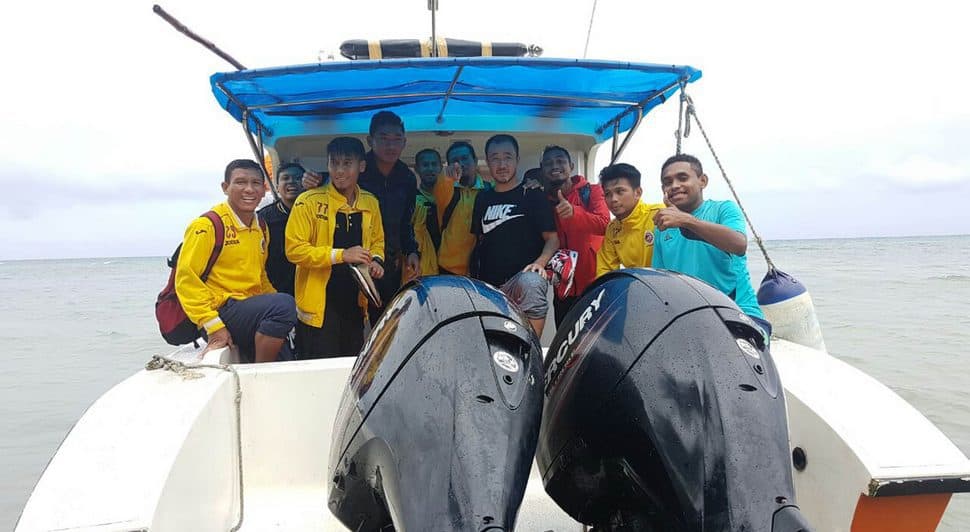 Penggawa Sriwijaya FC menumpang speed boat dari Serui. - Image