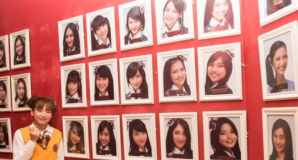 Haruka di antara foto anggota Tim T yang terpasang di Teater JKT48 - Image