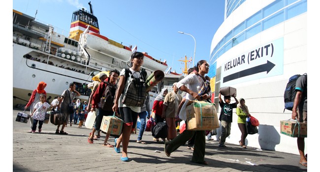 KEPAKKAN SAYAP: Penumpang kapal turun dari KM Bukit Raya dan KM Leuser di Dermaga Jamrud Utara, Pelabuhan Tanjung Perak, Surabaya. - Image
