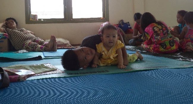 Anak pegungsi korban banjir bermain di Posko Pengungsian Kantor Lurah Pasiran, Singkawang Barat, Kamis (1/12). - Image