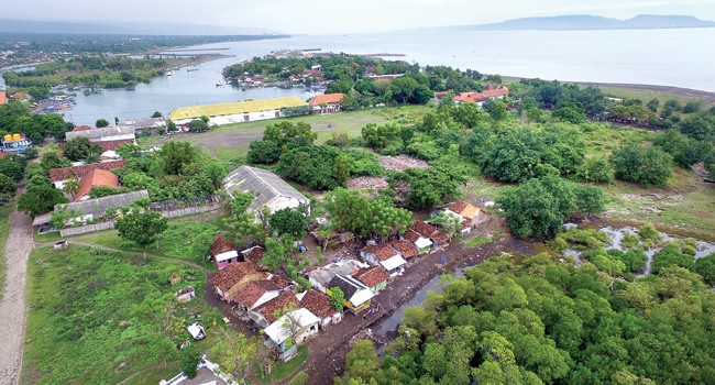 DIRELOKASI: Bangunan rumah di kawasan Pantai Boom segera dirobohkan karena akan dibangun megaproyek Marina Boom. - Image