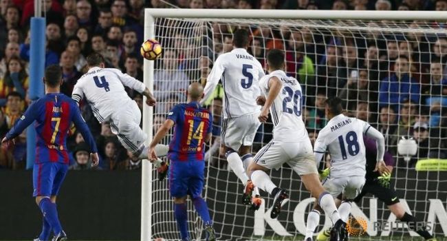Ramos saat gagalkan kemenangan Barca lewat sundulannya - Image