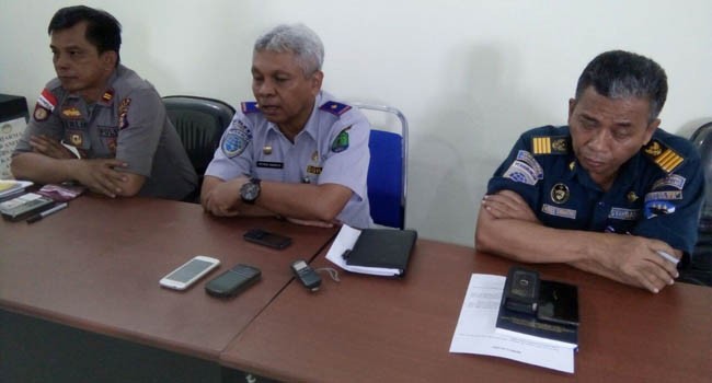 Kepala Dishubkominfo Nunukan, Petrus Kanisius (tengah) saat memberikan keterngan pers usai melakukan pertemuan dengan sejumlah pemilik kapal di kantor KSOP Nunukan, Rabu (7/12). - Image