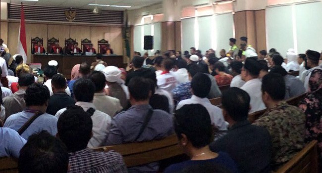 Suasana sidang perkara penistaan agama dengan terdakwa Basuki Tjahaja Purnama di Pengadilan Negeri Jakarta Utara, Selasa (13/12) - Image