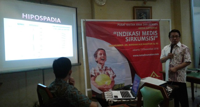 Pakar Sunat dan Pendiri Rumah Sunatan, dr. Mahdian Nur Nasution ketika memaparkan materi terkait sunat dalam sebuah seminar di Jakarta, kemarin (13/12). - Image