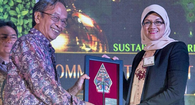 ustainability Manager Asia Pulp & Paper (APP), Librian Anggraini (kanan) menerima Sustainability Report Award dari Ketua Tim Juri, Sarwono Kusumaatmadja di Jakarta (14/12). - Image