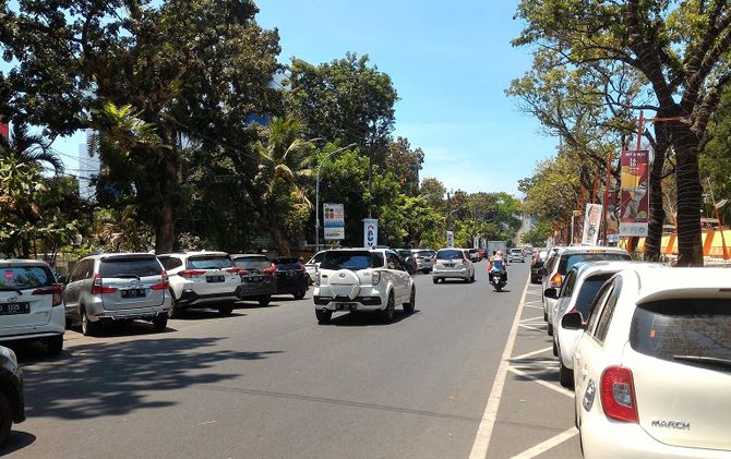 Kendaraan yang terparkir di kawasan Jalan RA Kartini Makassar. - Image