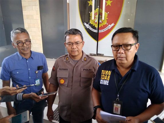PIDANA: Direktur Ditreskrimum Polda DIJ, Kombes Pol Hadi Utomo (paling kanan) saat menggelar konferensi pers di Mapolda DIJ, Senin (31/12). - Image