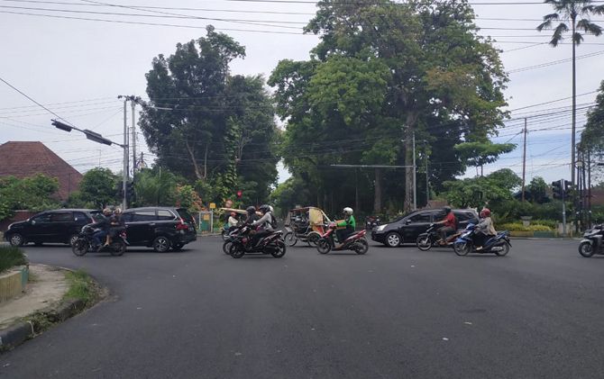 Lalu lintas di perempatan Jalan Imam Bonjol-Jalan Juanda Kota Medan terpantau masih lengang, Senin siang (31/12). - Image