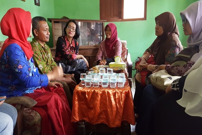 Tim dari RSJ Radjiman Wediodiningrat saat melakukan visiting ke ketiga korban penyekapan, Jumat (5/1). - Image