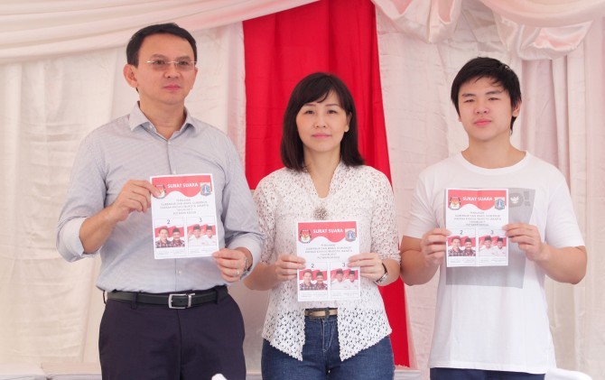 Basuki Tjahaja Purnama bersama istrinya Veronica Tan dan Nicholas Sean saat pemungutan suara Pilgub DKI beberapa waktu lalu. Kini muncul kabar Ahok dan Veronica akan cerai. - Image