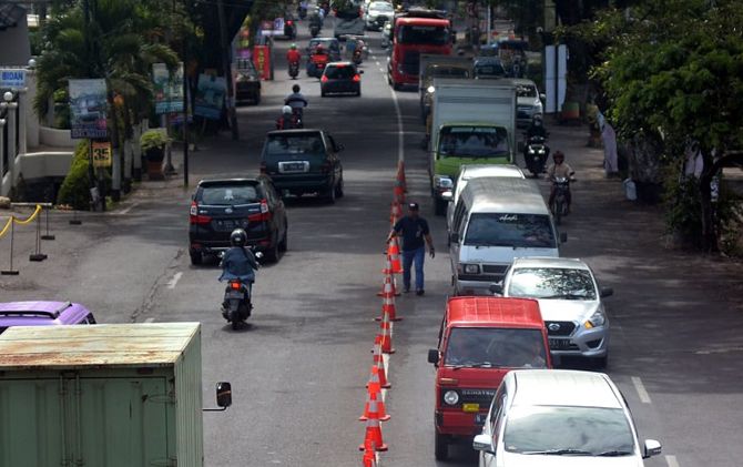 Kepadatan volume kendaraan di depan Jatimpark 3, Senin (31/12). - Image