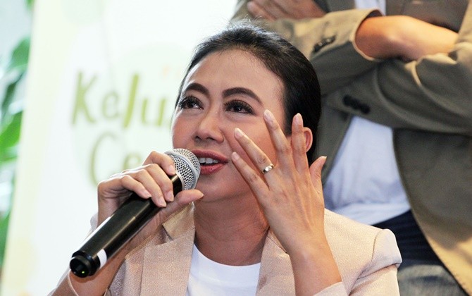 Asri Welas menangis saat konferensi pers film Keluarga Cemara - Image