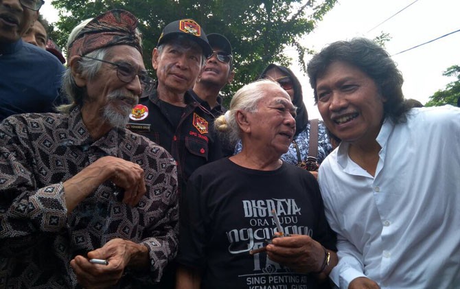 Cak Nun saat menghadiri pemakaman almarhum Yon Koeswoyo, Sabtu (6/1). - Image