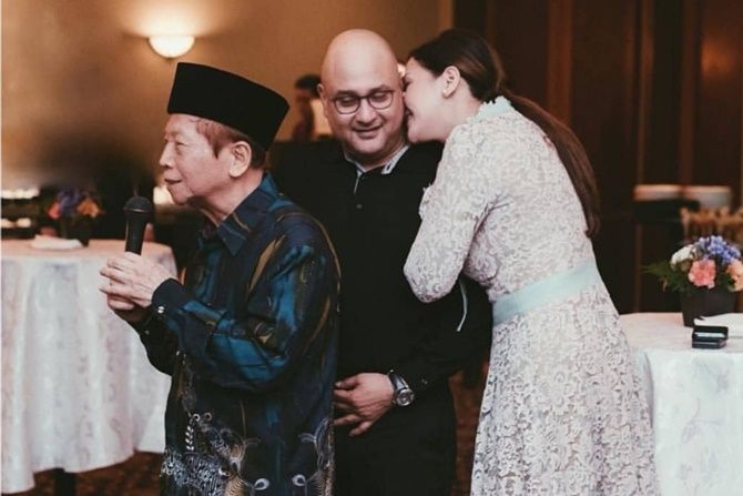 Saat Maia Estianty dan Irwan Mussry menunjukkan kemesraan di depan umum dan diunggah dalam akun Instagram. - Image