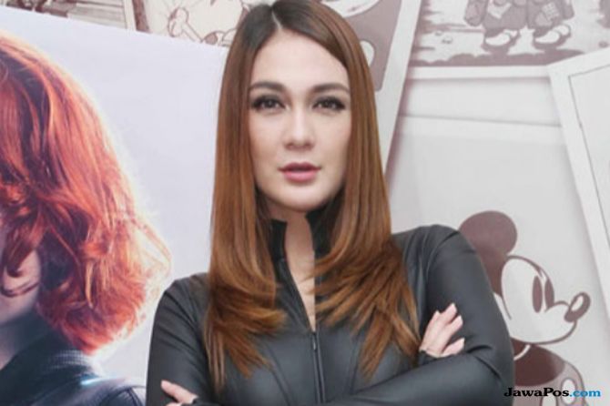 Luna Maya. Luna Maya membagikan best nine Instagram. - Image