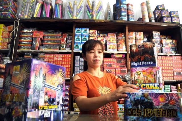 Ilustrasi penjual kembang api. - Image