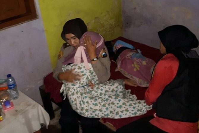 Kabag Sumda Polres Malang melakukan pemeriksaan kesehatan dan psikis tiga anak yang dikurung ibunya. - Image
