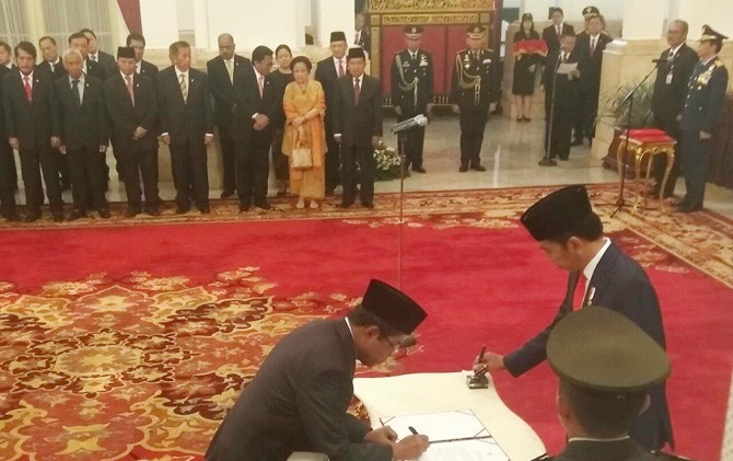 Presiden Jokowi saat menandatangani surat penugasan Idrus Marham sebagai Mensos, di Istana Merdeka Jakarta Rabu (17/01) - Image