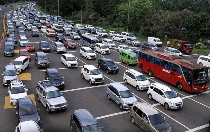 Ilustrasi kepadatan biasa terjadi di gerbang tol saat libur panjang - Image