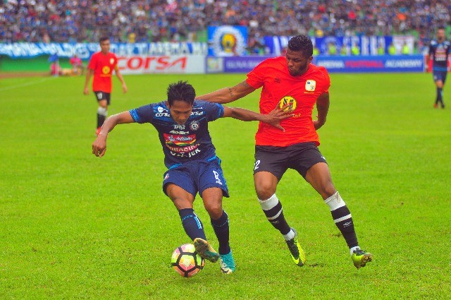 Para pemain tengah berebut bola dalam pertandingan uji coa di Stadion Gajayana Malang, Minggu (14/1) - Image