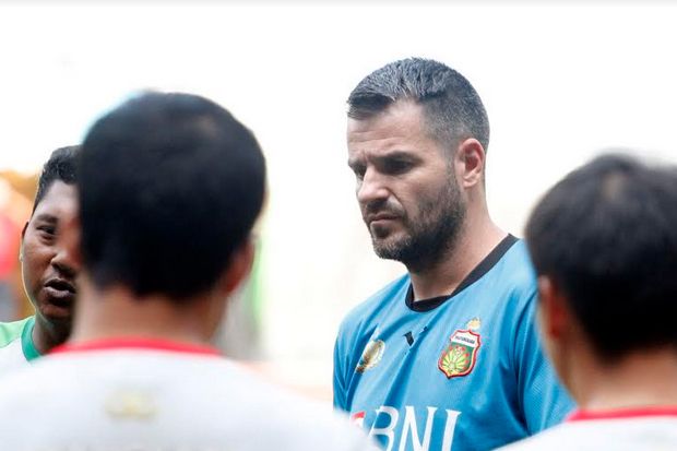 Simon McMenemy saat masih menangani Bhayangkara FC - Image