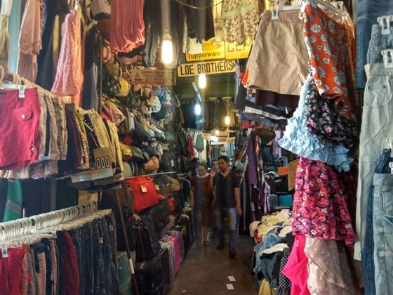 Kondisi Pasar Senen yang menjual pakaian bekas mulai ditinggalkan pembeli - Image