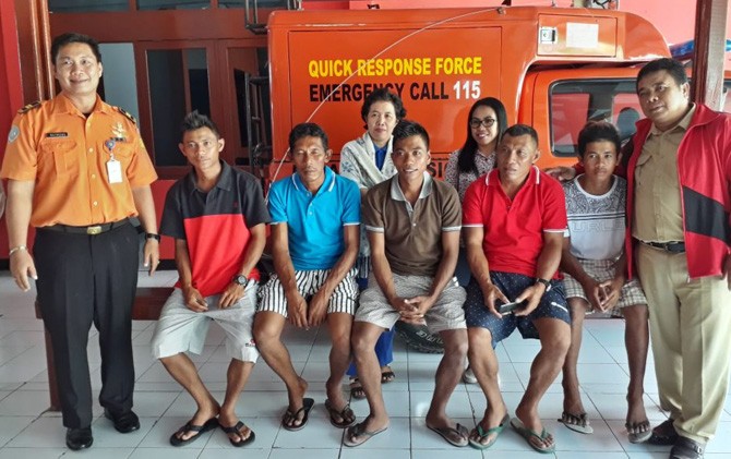 Lasdi beserta seorang putranya dan tiga ABK dievakuasi ke Kantor SAR Biak setelah diselamatkan penduduk Pulau Padaido, Biak - Image