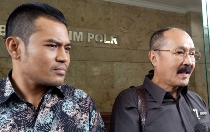 Fredrich Yunadi saat mendatangi gedung Bareskrim Polri - Image
