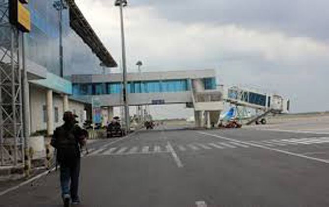 Ilustrasi bandara, becanda soal bom sangat dilarang di area ini - Image