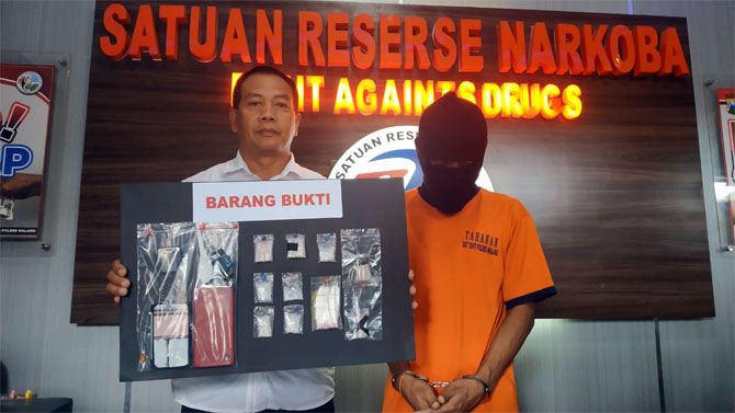 BARANG HARAM: Jajaran kepolisian setempat menunjukkan barang bukti dan tersangka sewaktu rilis perkara, Senin (31/12). - Image