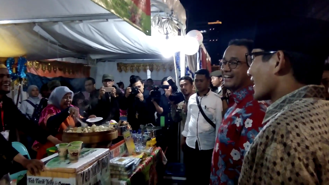 Gubernur DKI Anies Baswedan dan Wakil Gubernur Sandiaga Uno saat menghadiri acara nikah massal. - Image