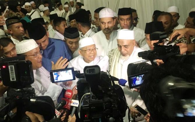Maruf Amin saat diwawancarai awak media - Image