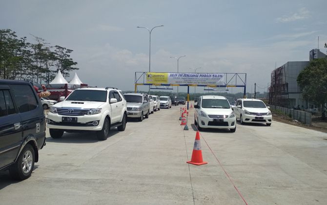 Kepadatan kendaraan di exit tol Singosari, Tol Fungsional Mapan, Senin (31/12). - Image