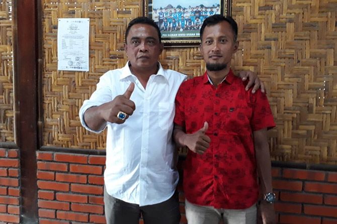 Sismantoro (kiri) bantah pengunduran dirinya karena terlibat dalam dugaan match fixing. - Image