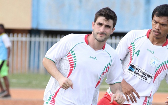 Selain Robertino Pugliara, Persebaya juga tegah berusaha untuk mendatangkan satu striker asing asal Argentina. - Image