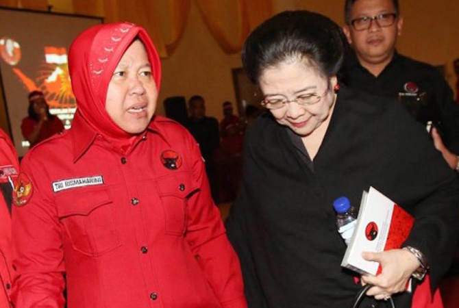Wali Kota Surabaya Tri Rismaharini bersama Ketua Umum PDI Perjuangan Megawati Soekarnoputri. - Image